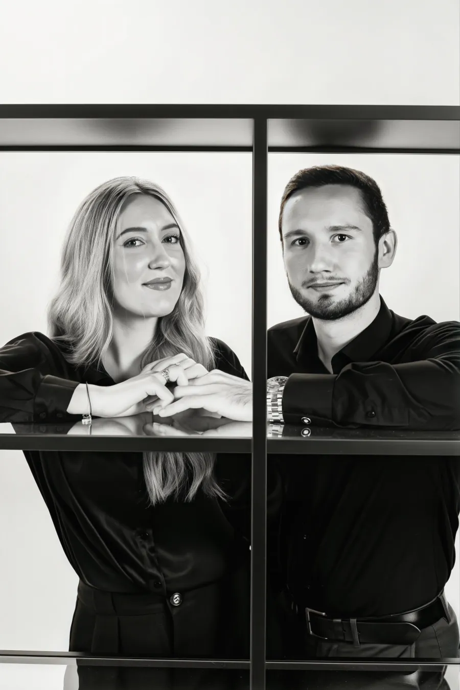 Početak Reels Wedding - mladi par na vjenčanju snimajući sadržaj